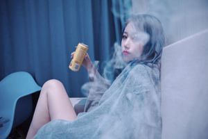 [Zdjęcie internetowe celebrytki COSER] Eloise jest miękka - kąpie się w dymie