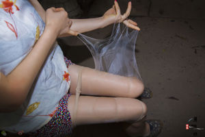 [Lise Image GIRLISS] - Маленькая девочка, собирающая мусор