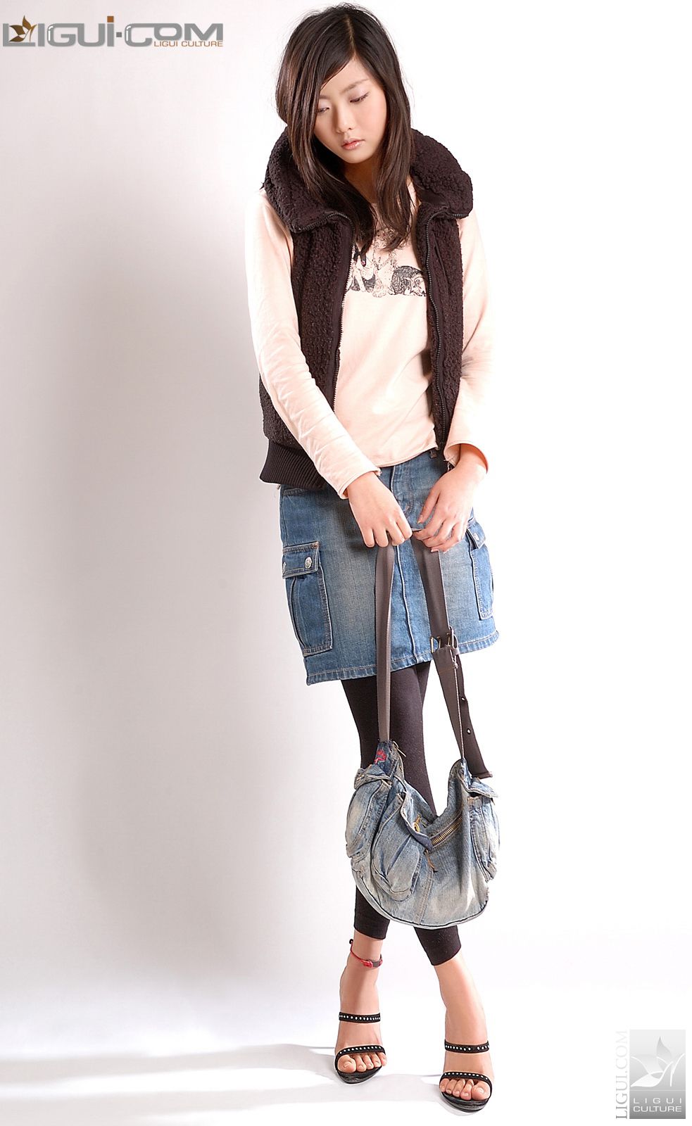 Model Zhang Di "Denim Short Skirt Playing Elegant" [Ligui LiGui] Foto van mooie benen en jade voeten Pagina 10 No.d2da74
