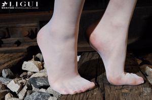 Model Wenxin "The Temptation of White Silk" [丽柜LiGui] Photograph of Beautiful Legs and Jade Feet
