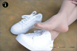[IESS Pratt & Whitney-collectie] 087 Model Jingjing "My Little White Shoes Interessant (close-up)"