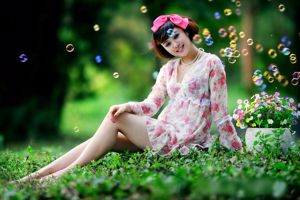Menina taiwanesa Yin Zhi "Tiro ao ar livre de lindos vestidos coloridos"